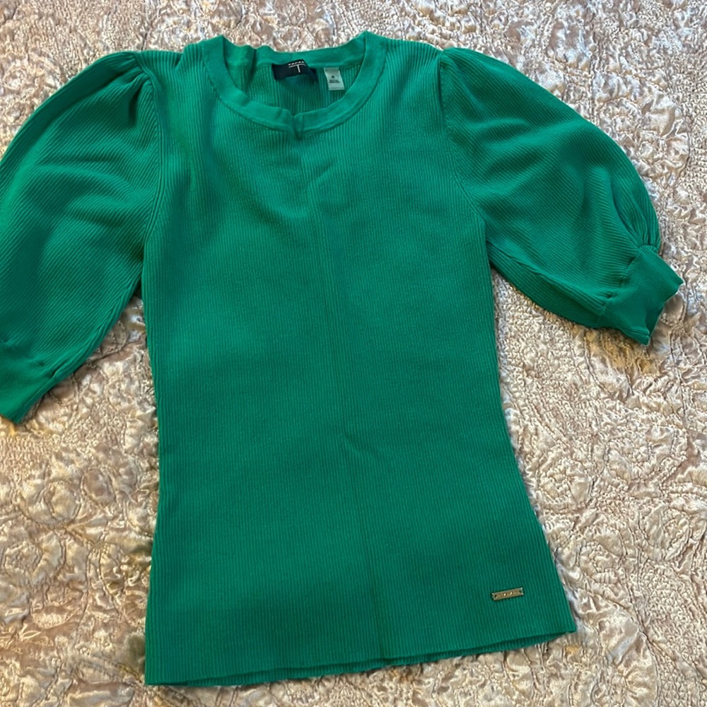 Green quarter sleeve sweater top size M